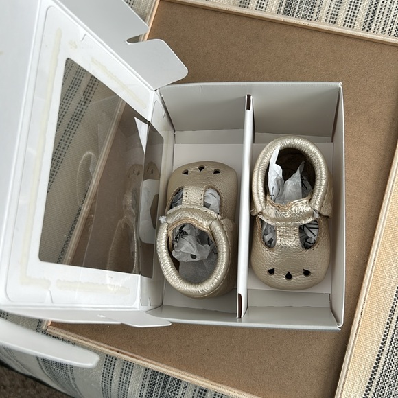 New in Box! Freshly Picked Platinum Mary Jane size 1 - Picture 3 of 6